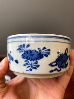 A Chinese blue and white ko-sometsuke incense burner for the Japanese market with a pipe smoker on the lid, Transitional period — photo 13