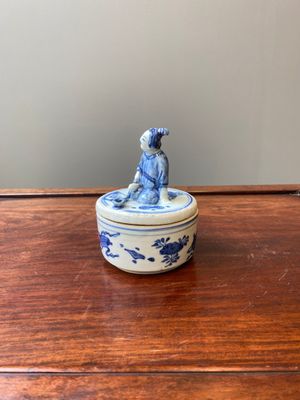 A Chinese blue and white ko-sometsuke incense burner for the Japanese market with a pipe smoker on the lid, Transitional period — photo 2