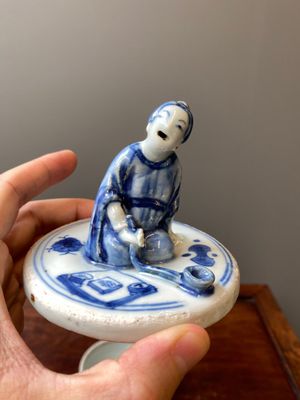 A Chinese blue and white ko-sometsuke incense burner for the Japanese market with a pipe smoker on the lid, Transitional period — photo 5
