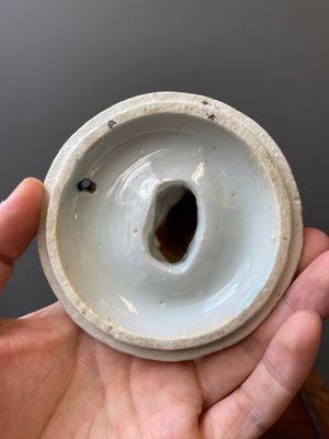 A Chinese blue and white ko-sometsuke incense burner for the Japanese market with a pipe smoker on the lid, Transitional period — photo 6