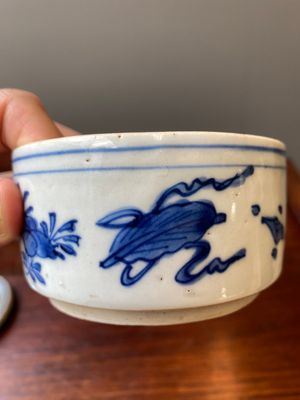 A Chinese blue and white ko-sometsuke incense burner for the Japanese market with a pipe smoker on the lid, Transitional period — photo 10