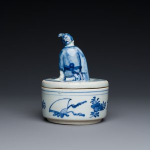 A Chinese blue and white ko-sometsuke incense burner for the Japanese market with a pipe smoker on the lid, Transitional period — photo 4