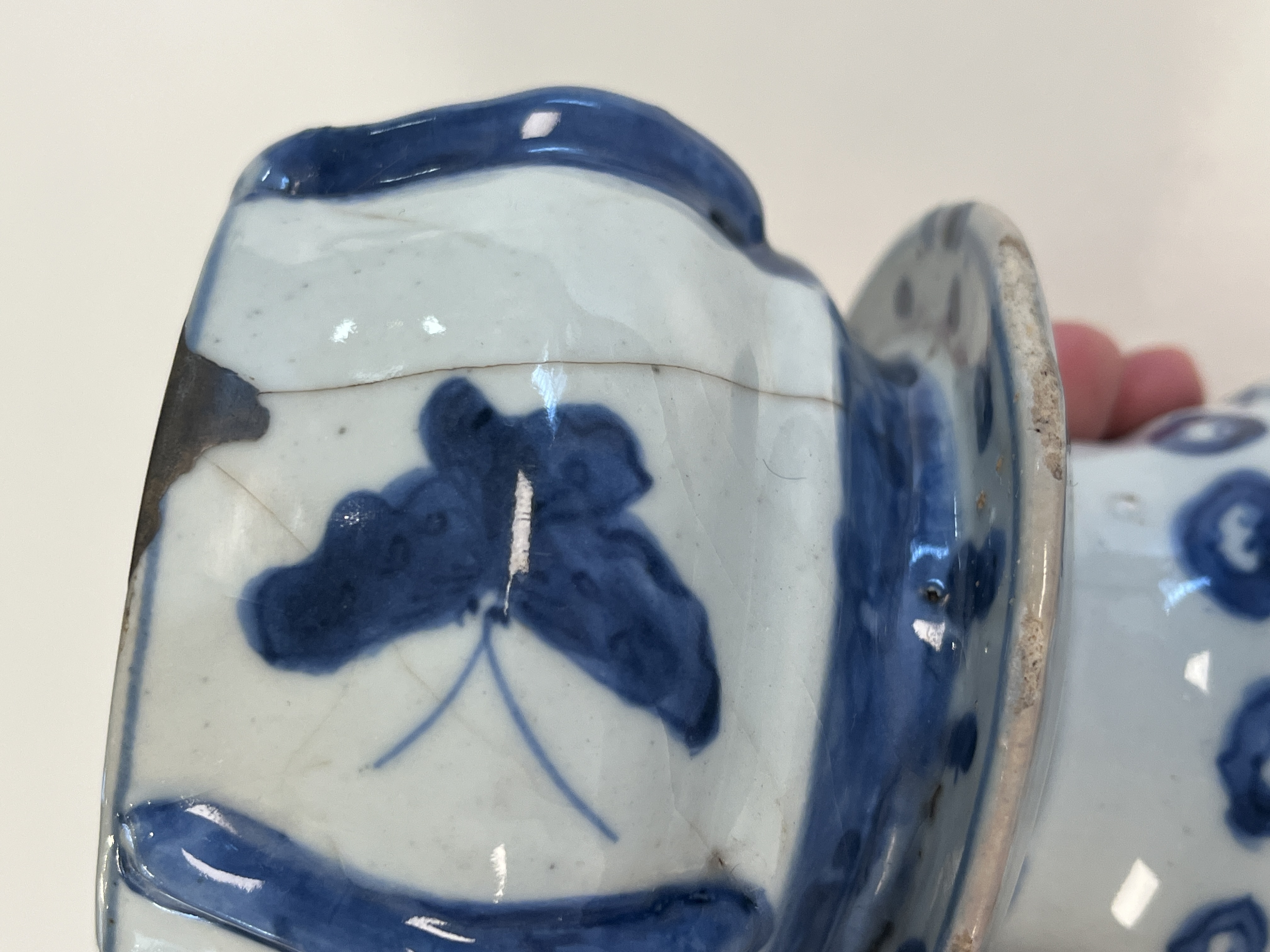 A Chinese blue and white ko-sometsuke incense burner — photo 11