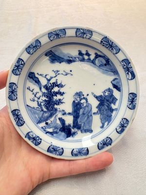 A Chinese blue and white ko-sometsuke 'Oath of the Peach Garden' saucer dish, Yin Sheng Jia Qi 寅生佳器 mark, 19th C. — photo 1
