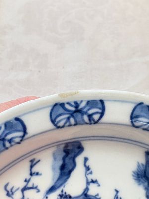 A Chinese blue and white ko-sometsuke 'Oath of the Peach Garden' saucer dish, Yin Sheng Jia Qi 寅生佳器 mark, 19th C. — photo 2