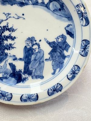 A Chinese blue and white ko-sometsuke 'Oath of the Peach Garden' saucer dish, Yin Sheng Jia Qi 寅生佳器 mark, 19th C. — photo 4