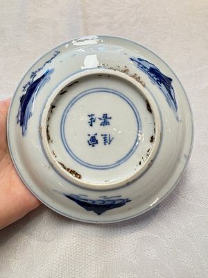 A Chinese blue and white ko-sometsuke 'Oath of the Peach Garden' saucer dish, Yin Sheng Jia Qi 寅生佳器 mark, 19th C. — photo 5