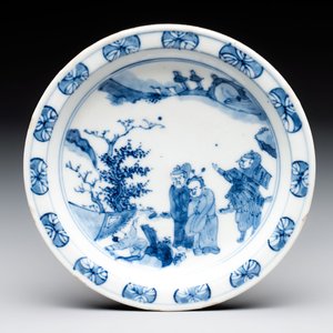 A Chinese blue and white ko-sometsuke 'Oath of the Peach Garden' saucer dish, Yin Sheng Jia Qi 寅生佳器 mark, 19th C. — photo 1