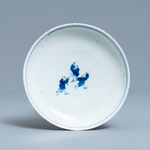 A Chinese blue and white ko-sometsuke plate with three playing boys for the Japanese market, Transitional period — photo 1