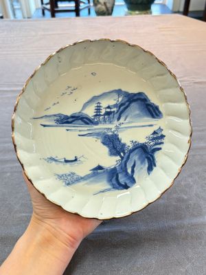 A Chinese blue and white ko-sometsuke 'riverscape' plate for the Japanese market, Chenghua mark, late Ming — 照片 1