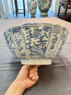 A Chinese blue and white 'kraak' bowl with ducks and flowers, Wanli — foto 1