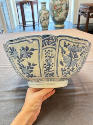 A Chinese blue and white 'kraak' bowl with ducks and flowers, Wanli — foto 2