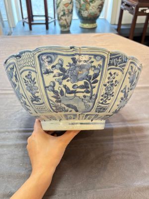 A Chinese blue and white 'kraak' bowl with ducks and flowers, Wanli — foto 3