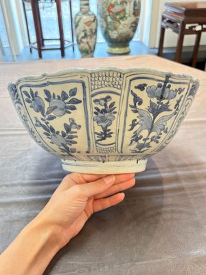 A Chinese blue and white 'kraak' bowl with ducks and flowers, Wanli — foto 4