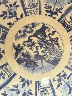 A Chinese blue and white 'kraak' bowl with ducks and flowers, Wanli — foto 6