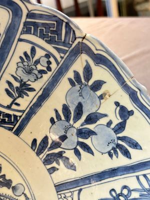 A Chinese blue and white 'kraak' bowl with ducks and flowers, Wanli — foto 7