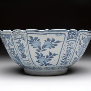 A Chinese blue and white 'kraak' bowl with ducks and flowers, Wanli — foto 2