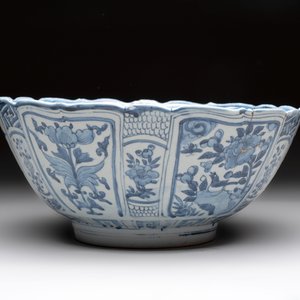 A Chinese blue and white 'kraak' bowl with ducks and flowers, Wanli — foto 3