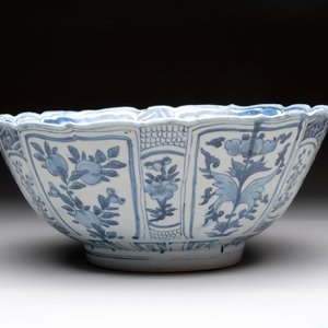 A Chinese blue and white 'kraak' bowl with ducks and flowers, Wanli — foto 4