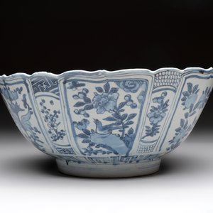 A Chinese blue and white 'kraak' bowl with ducks and flowers, Wanli — foto 5
