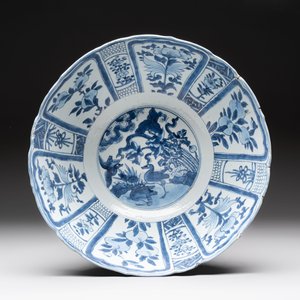 A Chinese blue and white 'kraak' bowl with ducks and flowers, Wanli — foto 6