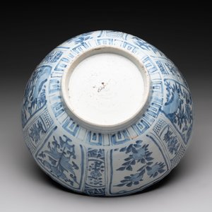 A Chinese blue and white 'kraak' bowl with ducks and flowers, Wanli — foto 7