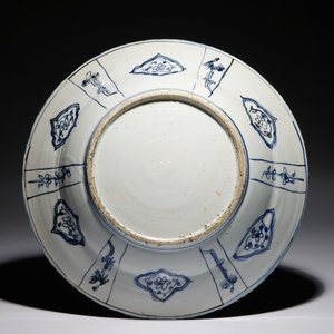 A Chinese blue and white kraak charger with figural design, Wanli — photo 2