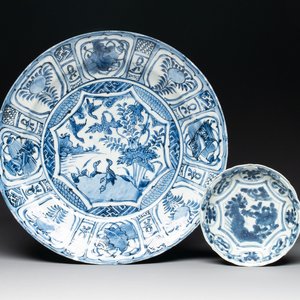 A Chinese blue and white 'kraak' dish and a plate, Wanli — photo 1