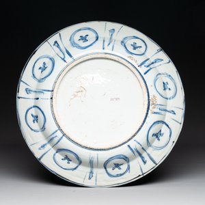 A Chinese blue and white 'kraak' dish and a plate, Wanli — photo 3