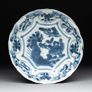 A Chinese blue and white 'kraak' dish and a plate, Wanli — photo 4