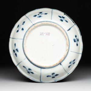 A Chinese blue and white 'kraak' dish and a plate, Wanli — photo 5