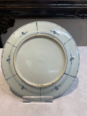 A Chinese blue and white 'Kraak' dish and a plate with deer and birds, Wanli — photo 15