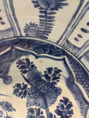 A Chinese blue and white 'Kraak' dish and a plate with deer and birds, Wanli — photo 3