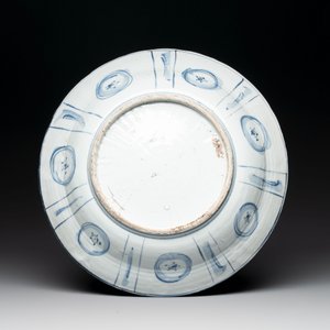 A Chinese blue and white 'Kraak' dish and a plate with deer and birds, Wanli — photo 3