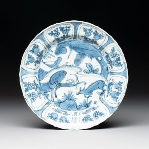 A Chinese blue and white 'Kraak' dish and a plate with deer and birds, Wanli — photo 4