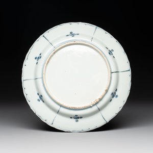 A Chinese blue and white 'Kraak' dish and a plate with deer and birds, Wanli — photo 5