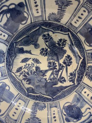A Chinese blue and white 'kraak' dish and a plate with deer and birds, Wanli — photo 7
