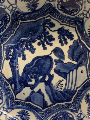 A Chinese blue and white 'kraak' dish with a lion, Wanli — photo 3