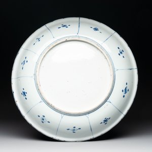 A Chinese blue and white 'kraak' dish with a lion, Wanli — photo 2