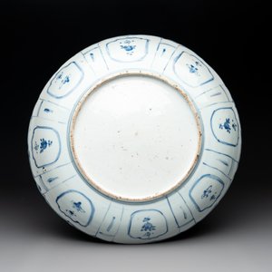 A Chinese blue and white 'kraak' dish with a pheasant and flowers, Wanli — photo 2
