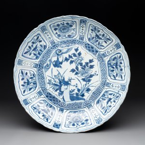 A Chinese blue and white 'kraak' dish with two magpies and peonies, Wanli — photo 1