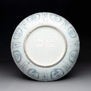 A Chinese blue and white 'kraak' dish with two magpies and peonies, Wanli — photo 2