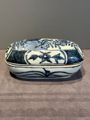 A Chinese blue and white 'kraak' porcelain betel box and cover with a bird on a rock, Wanli — photo 1