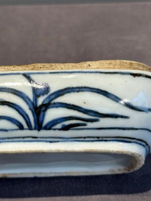 A Chinese blue and white 'kraak' porcelain betel box and cover with a bird on a rock, Wanli — photo 18