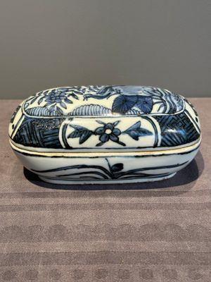 A Chinese blue and white 'kraak' porcelain betel box and cover with a bird on a rock, Wanli — photo 3