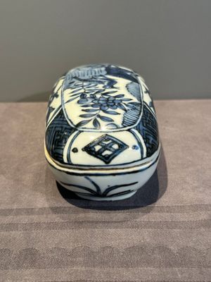 A Chinese blue and white 'kraak' porcelain betel box and cover with a bird on a rock, Wanli — photo 4