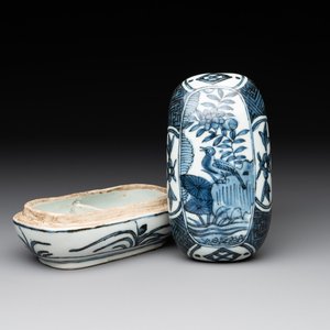A Chinese blue and white 'kraak' porcelain betel box and cover with a bird on a rock, Wanli — photo 1