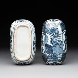 A Chinese blue and white 'kraak' porcelain betel box and cover with a bird on a rock, Wanli — photo 2