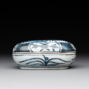 A Chinese blue and white 'kraak' porcelain betel box and cover with a bird on a rock, Wanli — photo 4