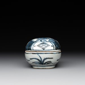 A Chinese blue and white 'kraak' porcelain betel box and cover with a bird on a rock, Wanli — photo 5